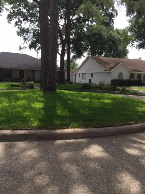 Local yard maintenance experts serving Huntsville, TX - Gail's Lawn Service & Landscaping
