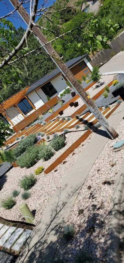 Expert yard cleanup service for beautiful yards in Kearns, UT by Gallo Azul Landscaping Maintenance