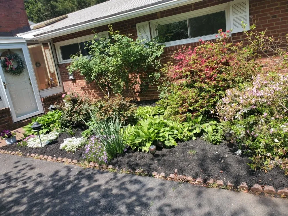 Custom garden landscaping in Alexandria, VA by Galo's Lawn Care Service
