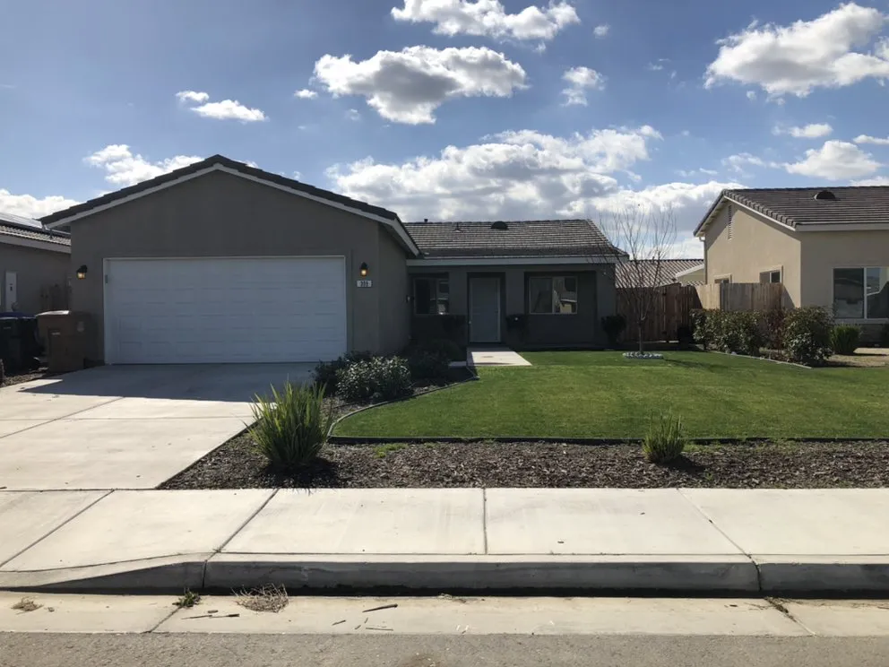 Local yard maintenance in Bakersfield, CA by Garay Quality Lawn Care