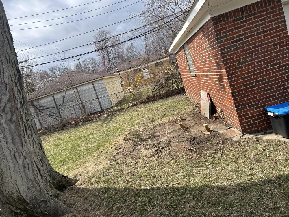 Reliable yard cleanup service experts serving Pontiac, MI - Garcia's Landscaping