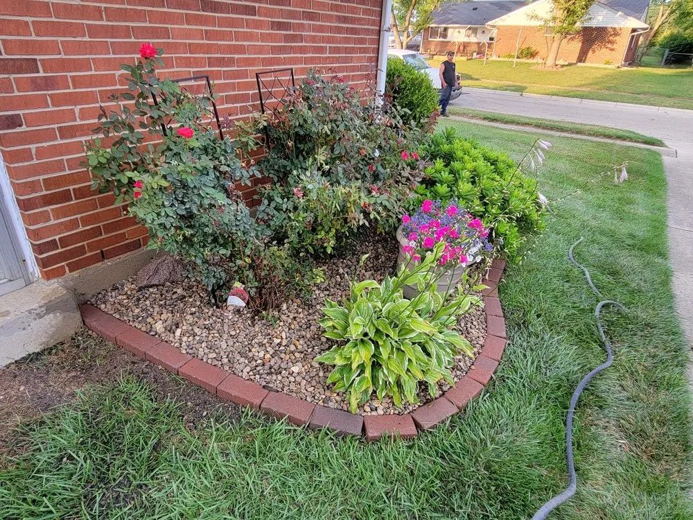 Affordable yard maintenance for homes in Dayton, OH by Garcia's Landskeeping