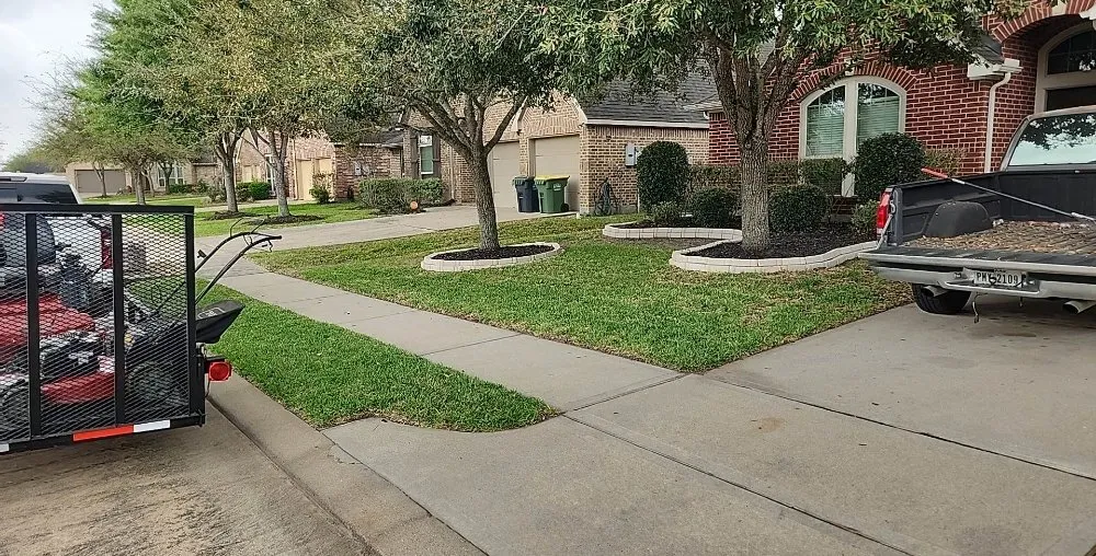 Custom lawn mowing service near you across Rosharon, TX - Garcia's Lawn Maintenance Services