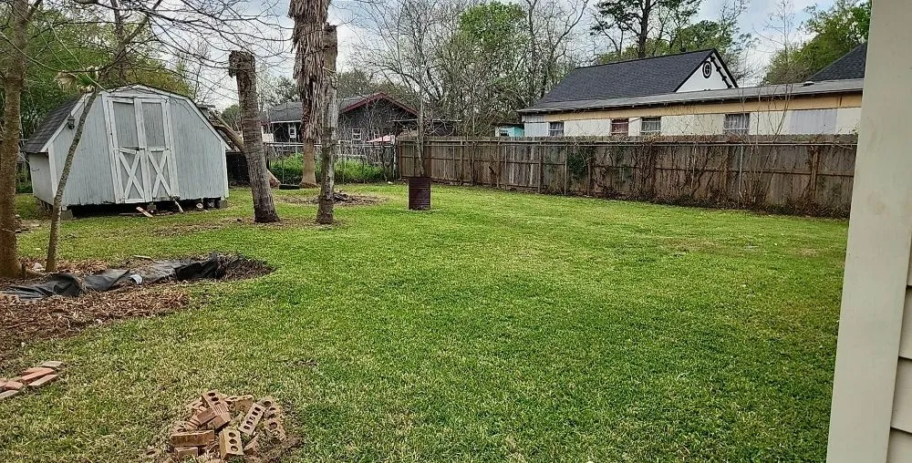 Expert lawn care service experts serving Rosharon, TX - Garcia's Lawn Maintenance Services
