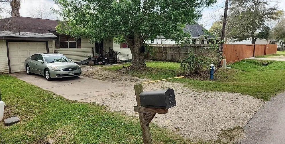 Reliable yard cleanup service experts serving Rosharon, TX - Garcia's Lawn Maintenance Services