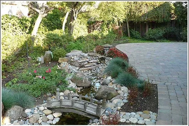 Professional lawn mowing service in Redwood city, CA by Garden Design Service