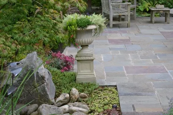 Reliable outdoor landscaping in Knoxville, TN by Garden Guru Services