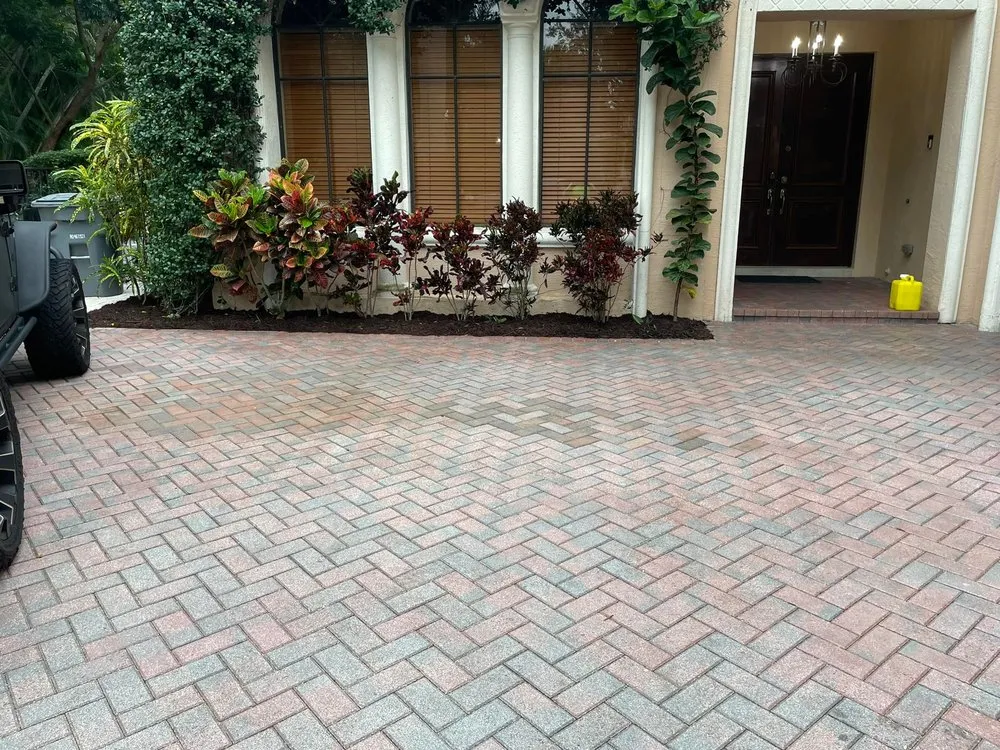 Expert lawn care service near you across Greenacres, FL - Garden King Maitenance