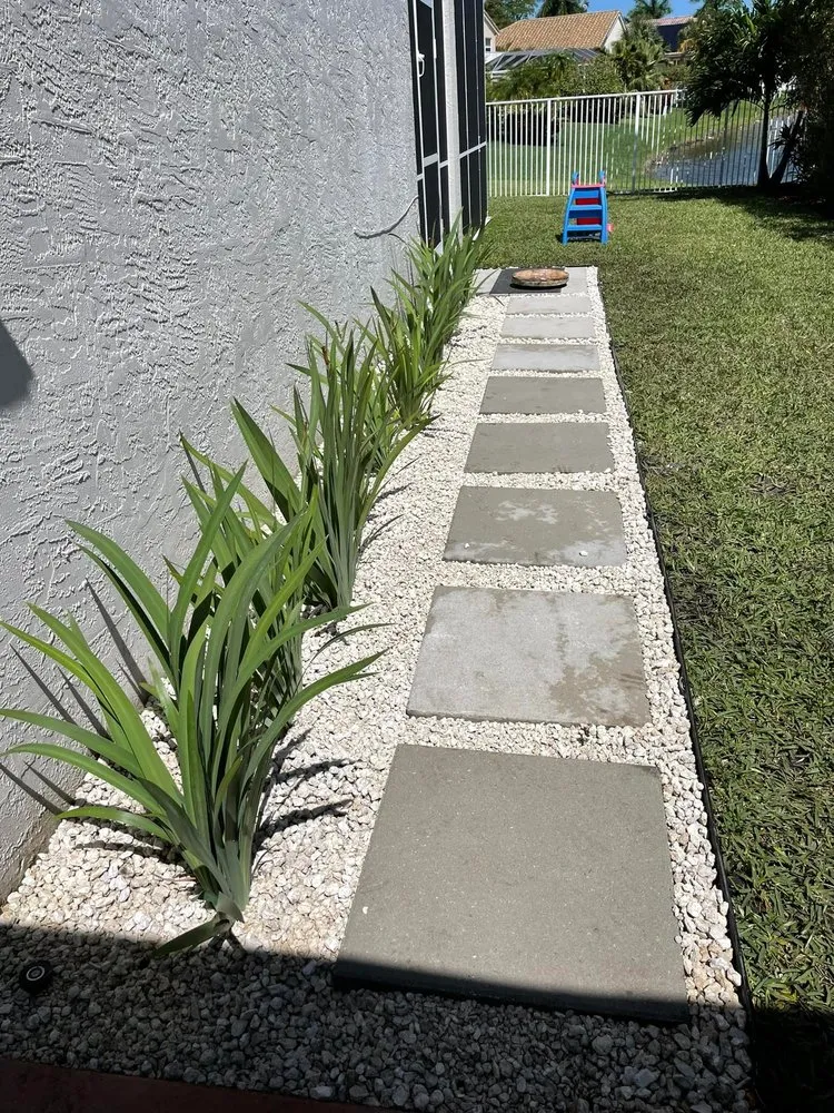 Professional yard cleanup service for beautiful yards across Greenacres, FL - Garden King Maitenance