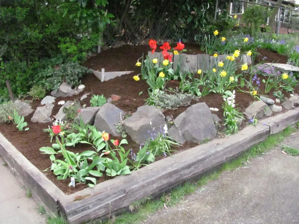 Custom lawn care service experts serving Lake Forest Park, WA - Garden Of Weedin'