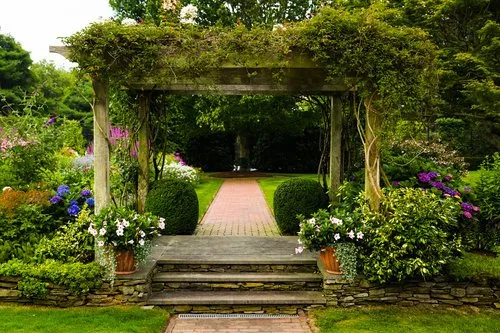 Custom landscape installation experts serving Water Mill, NY - Gardeneering