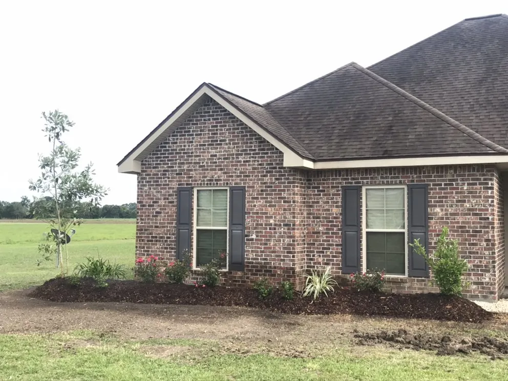 Professional residential landscaping with custom design in New Iberia, LA by Gardening By Zac