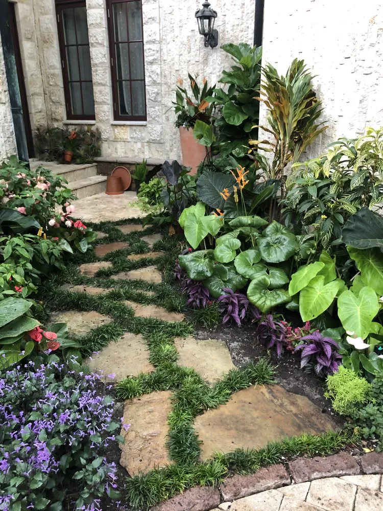 Custom outdoor landscaping in Sarasota, FL - Gardens By Allison