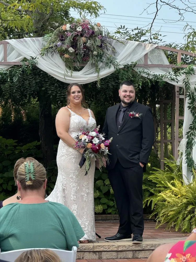 Professional garden landscaping experts serving Woodstock, IL - Gardens of Woodstock