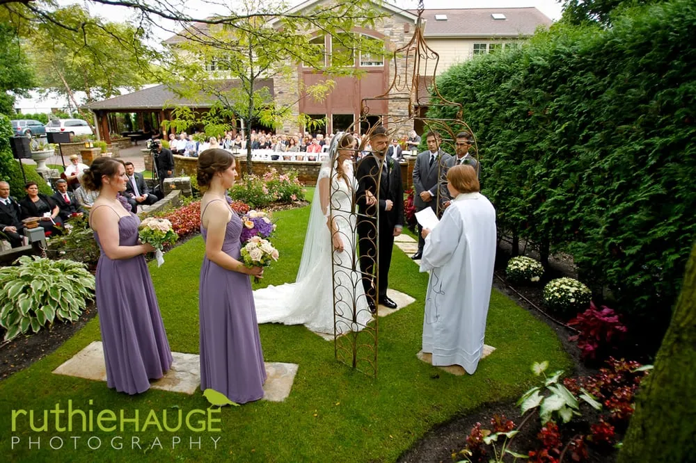 Custom garden landscaping experts serving Woodstock, IL - Gardens of Woodstock