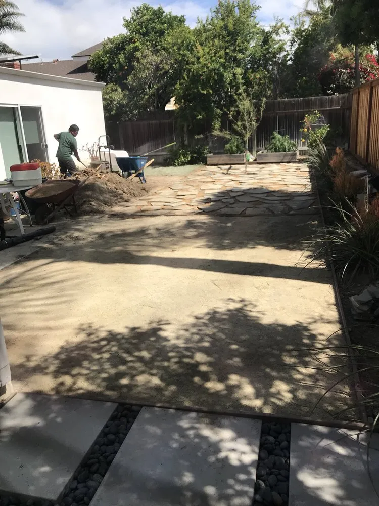 Local yard cleanup service for beautiful yards in Santa Ana, CA by Garlíf Landscaping & tree service
