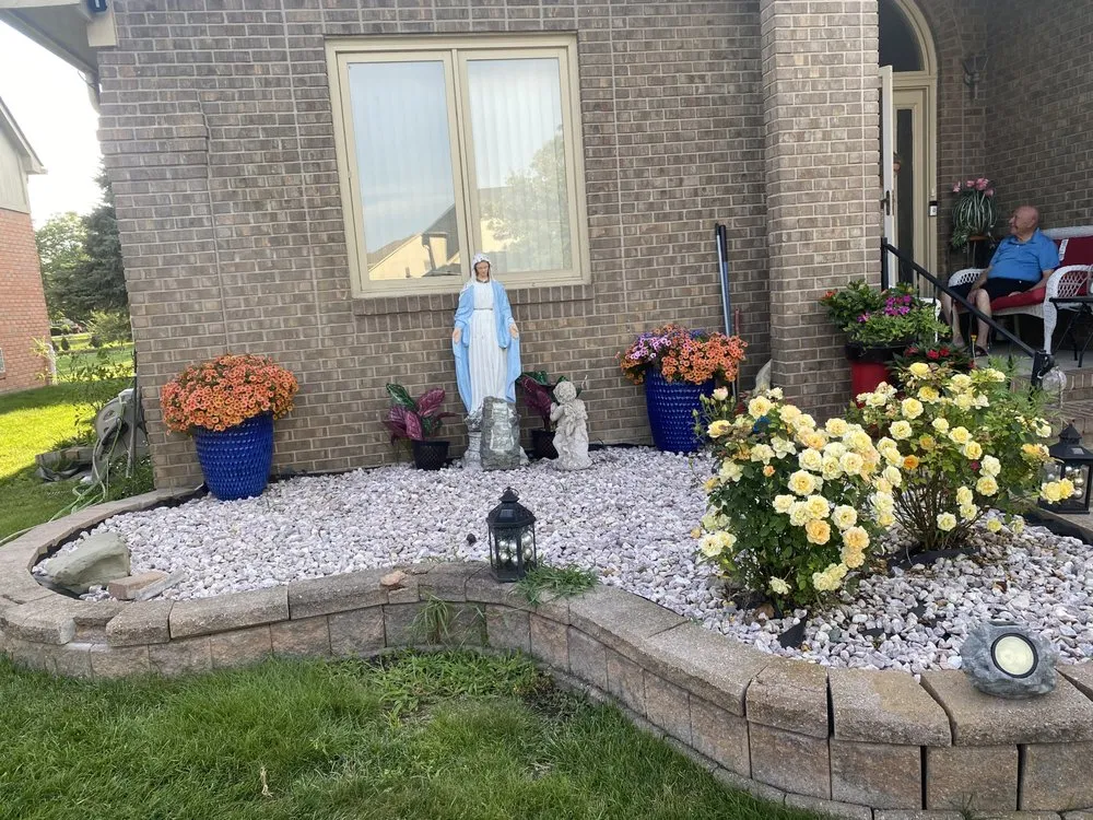 Expert yard maintenance in Sterling Heights, MI - Garlic Landscaping