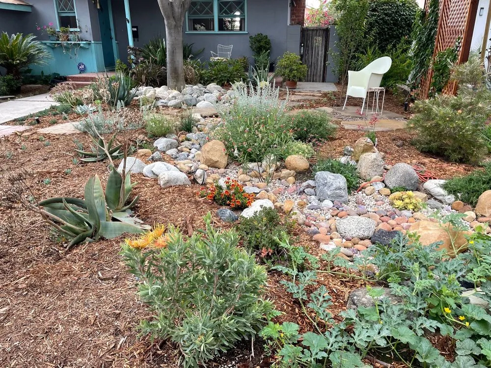 Professional lawn care service experts serving Los Angeles, CA - Gary's Greenery