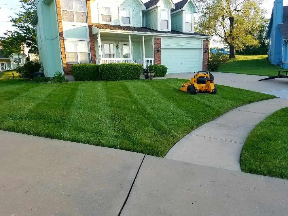 Trusted yard maintenance experts serving Kansas City, MO - Gary's Lawn Service, LLC