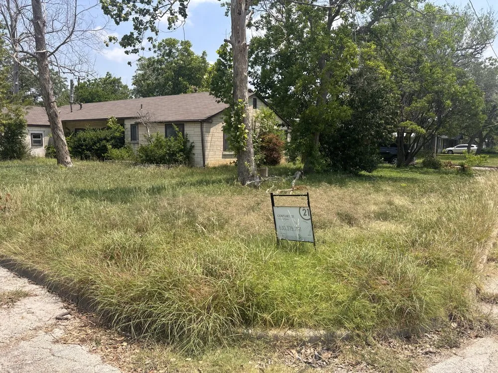 Local lawn mowing service experts serving Seguin, TX - Garza lawn & junk removal