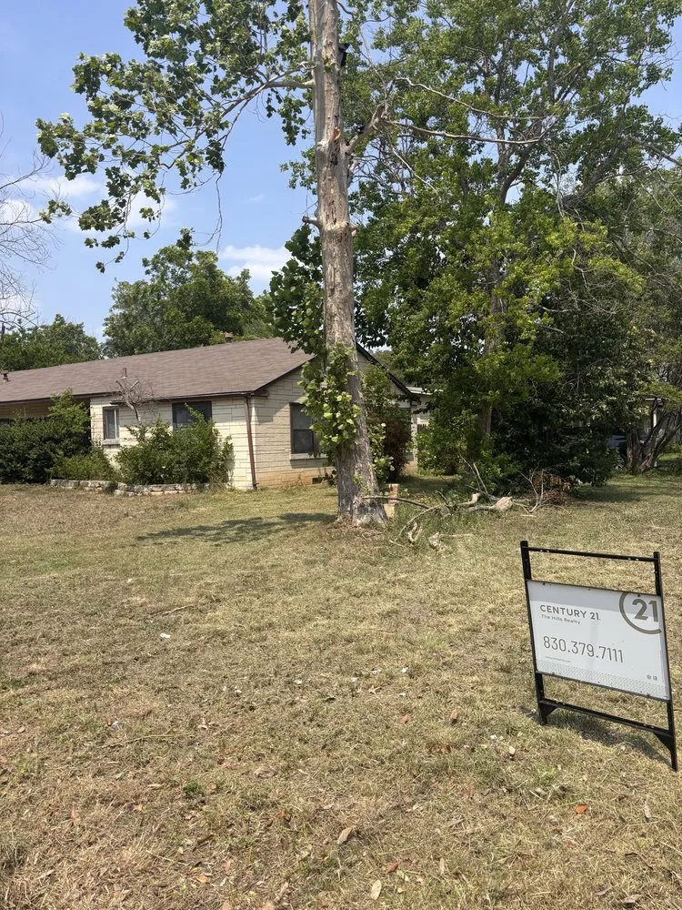 Local yard cleanup service for outdoor upgrades in Seguin, TX by Garza lawn & junk removal