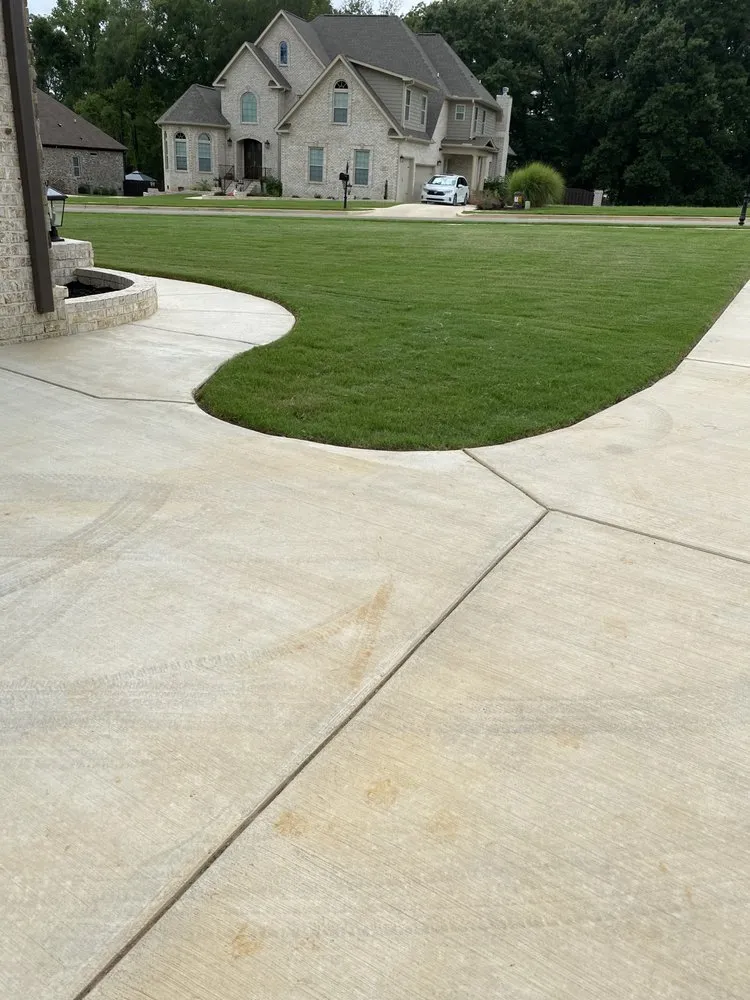 Custom outdoor landscaping in Decatur, AL by Gaspar Manuel