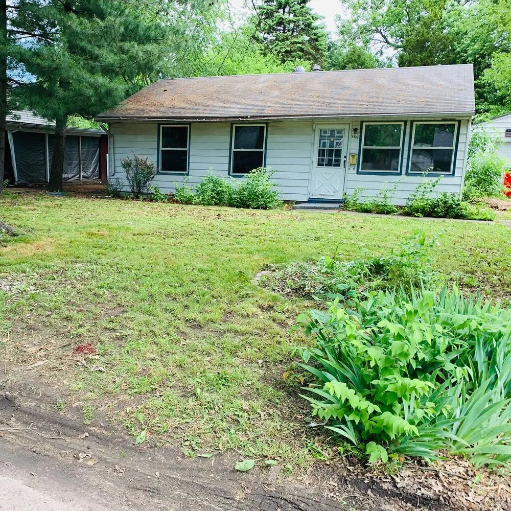 Reliable yard cleanup service experts serving Champaign, IL - Gatewood's Lawn Service