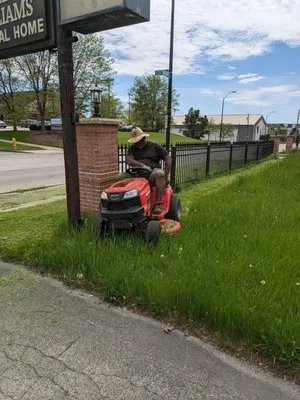 Gator's Lawn Care Services Logo