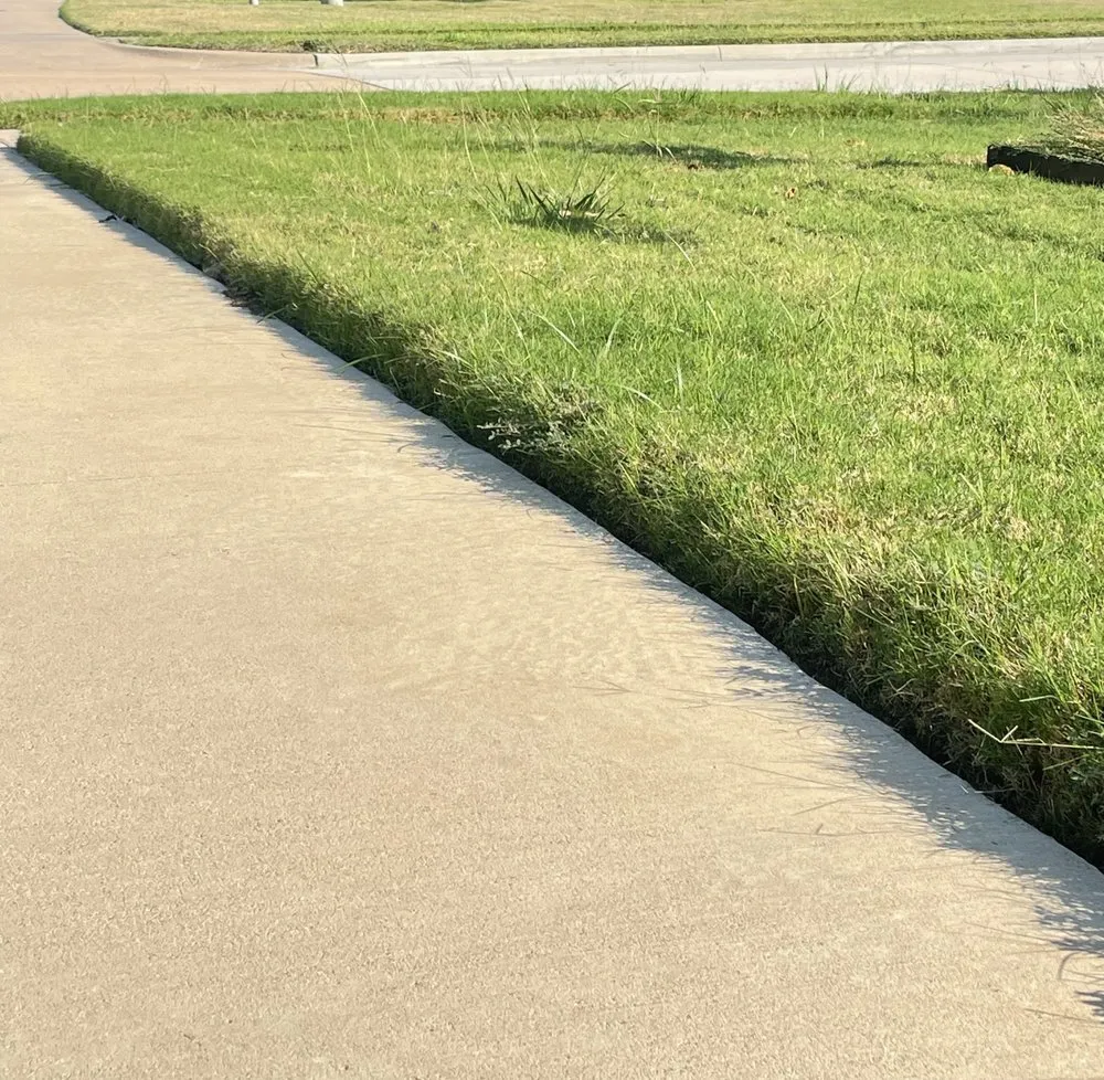 Professional yard maintenance in Irving, TX by Gecko Green Lawn Care