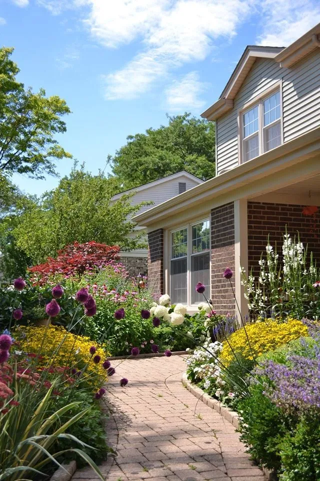 Professional lawn care service in Northbrook, IL - George Cardenas Landscape Design