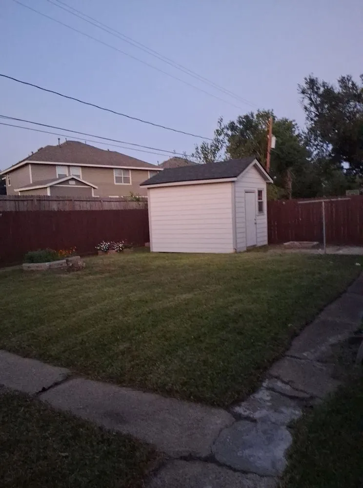 Top-rated lawn mowing service in Houston, TX by German Salinas