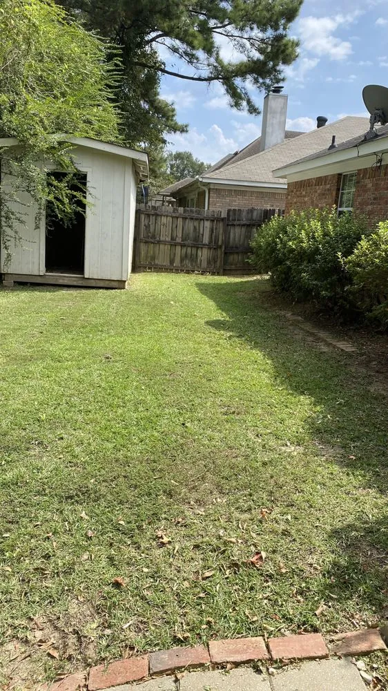 Affordable yard cleanup service in Brandon, MS by Getcha Right Lawn Care