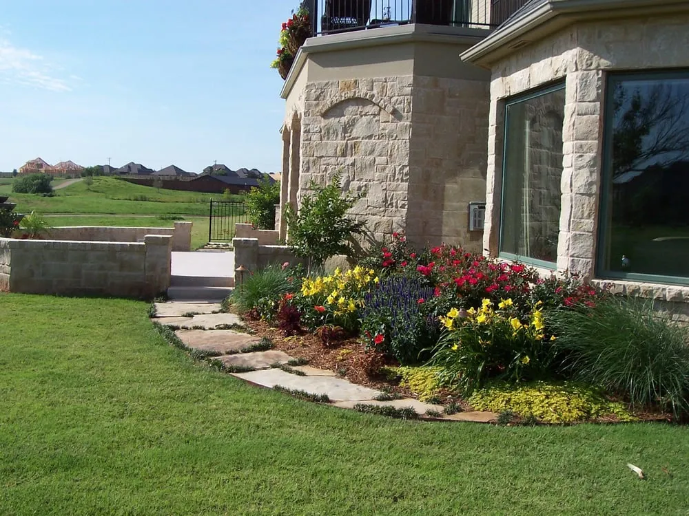 Reliable lawn care service experts serving Edmond, OK - Giant Landscape