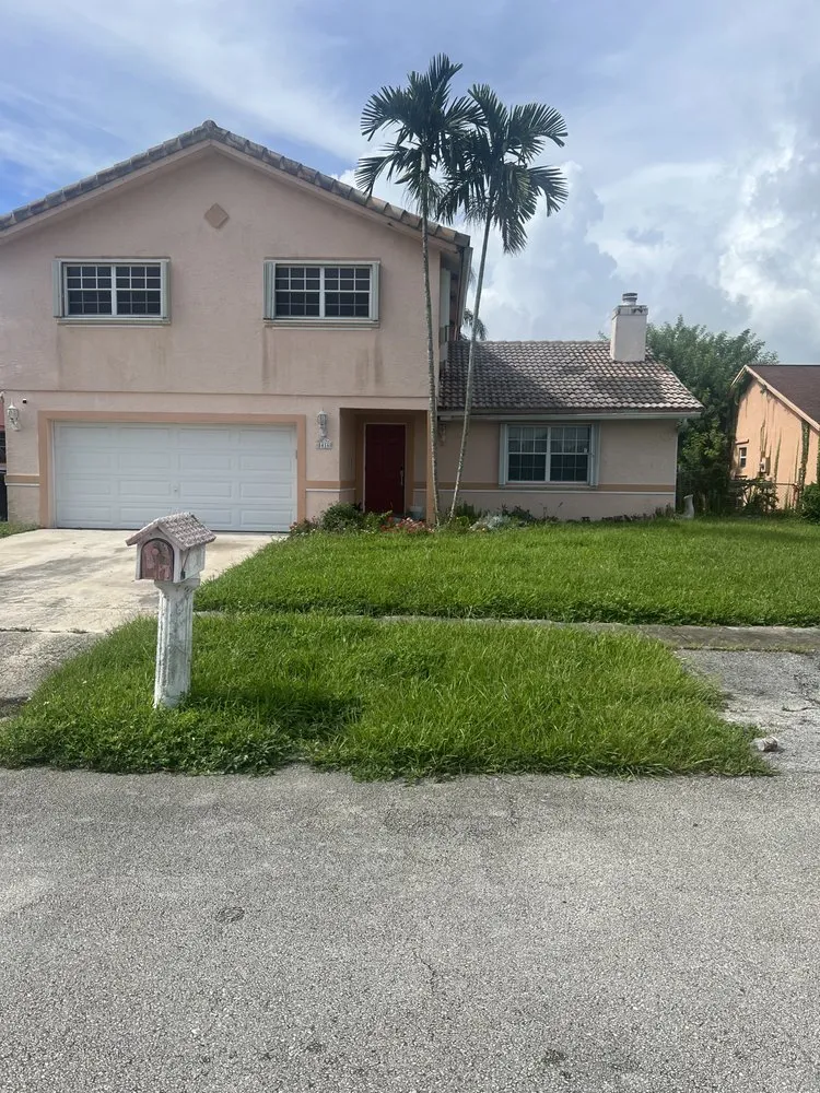 Professional yard maintenance in Lighthouse Point, FL by Giles lawn service