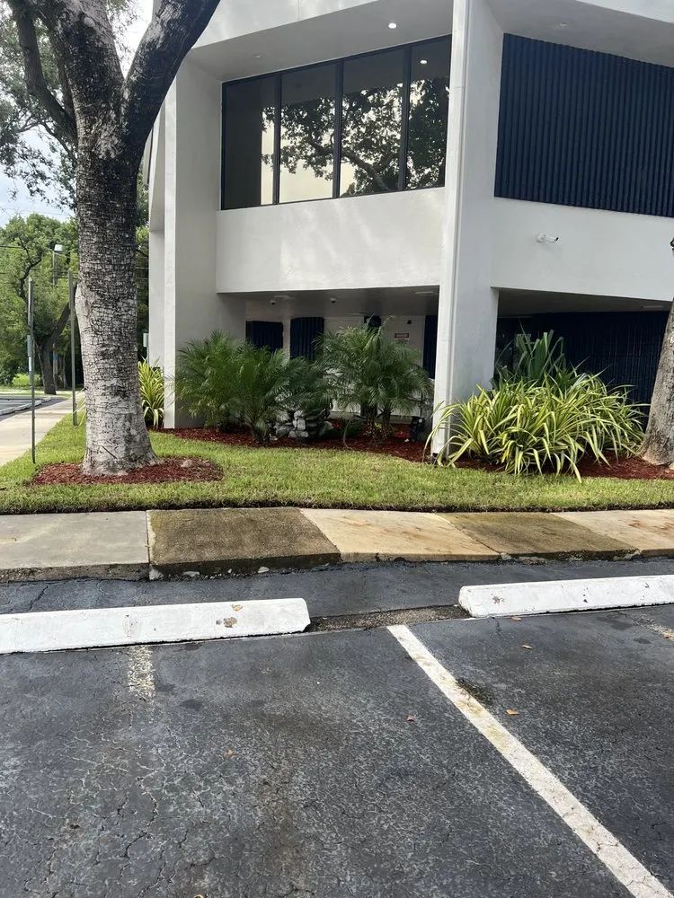 Local landscaping services in Lighthouse Point, FL by Giles lawn service