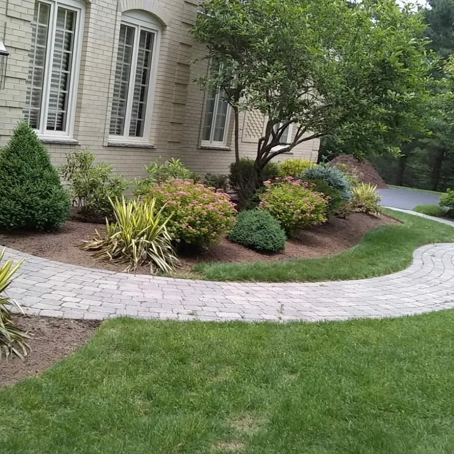 Custom lawn care service experts serving Framingham, MA - Gilmar's Landscaping
