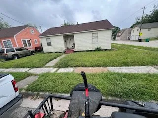 Affordable yard cleanup service for homes in Mont Belvieu, TX by Giter'Dun Lawn & Landscaping