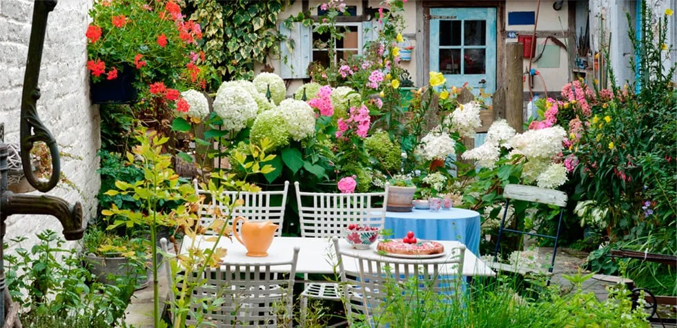 Reliable yard maintenance experts serving Gulph Mills, PA - Giverny Gardens