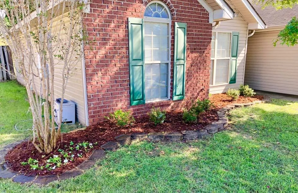 Custom lawn mowing service with custom design in Fosters, AL by Globetti's Lawn Care