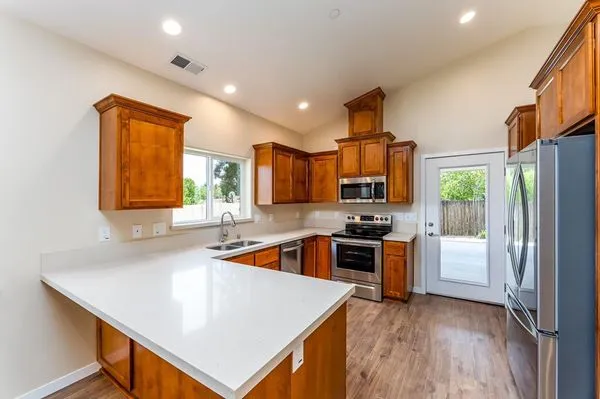 GM custom construction Logo