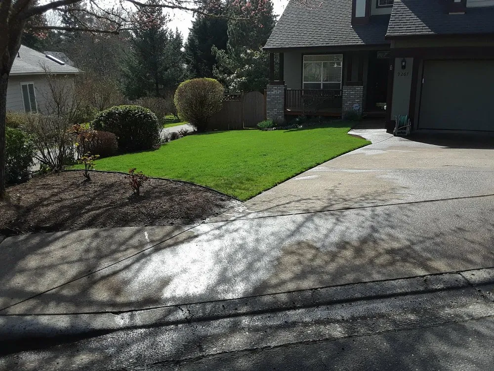 Custom yard maintenance in Newberg, OR by G&M Landscape Maintenance