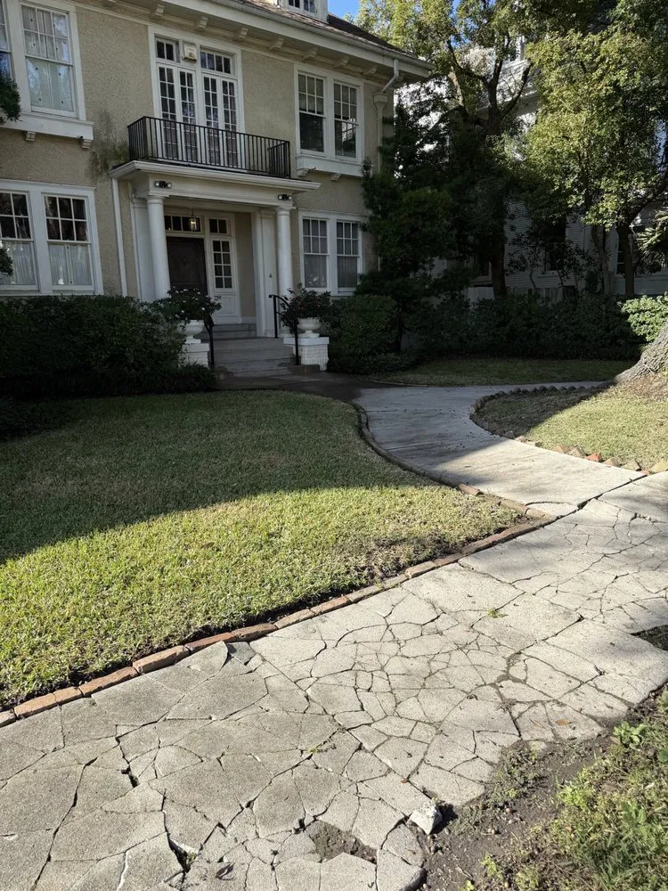 Affordable lawn mowing service experts serving Metairie, LA - God’s Sight Lawn & Gardens