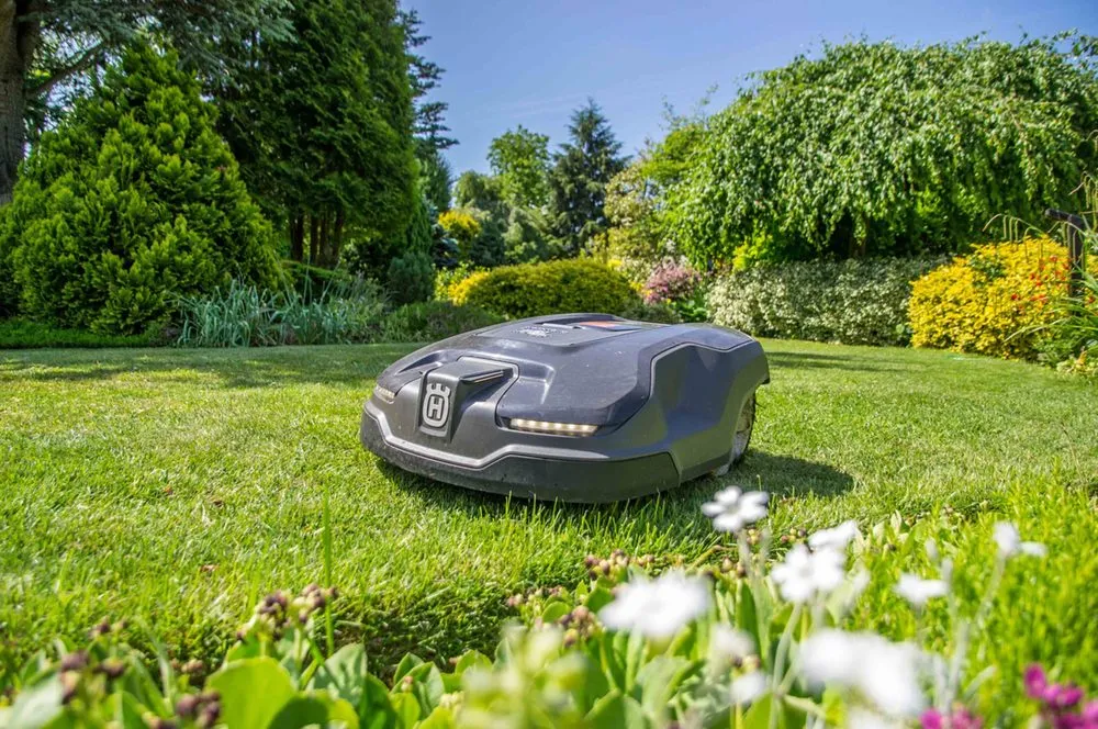 Reliable lawn mowing service in Honolulu, HI - GOFR Smart Mowing