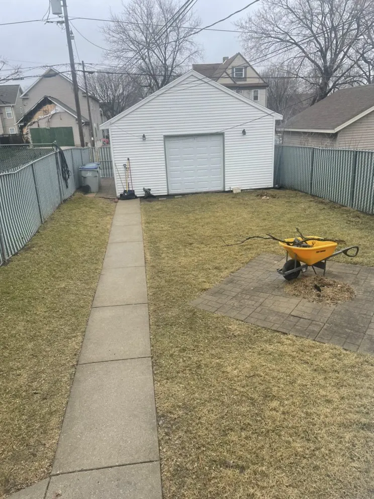 Top-rated lawn mowing service in Milwaukee, WI - Gold N Touch Pesticide And Lawn Care Services