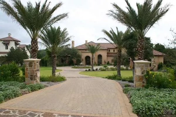 Professional outdoor landscaping for beautiful yards in Arcadia, TX by Gold Standard Construction