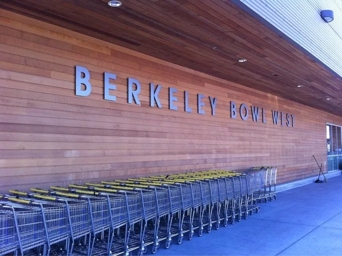 Professional garden landscaping experts serving Woodland Hills, CA - Golden Hands Builders