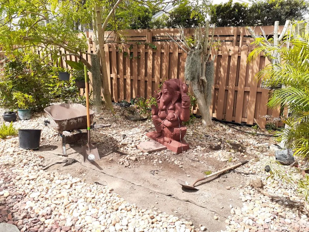 Custom lawn mowing service experts serving MIAMI, FL - Golden Touch Lawn Care