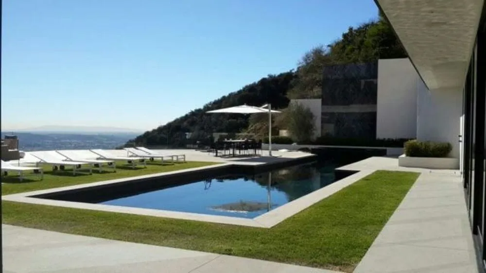 Custom yard cleanup service in Encino, CA by Goldin Pools