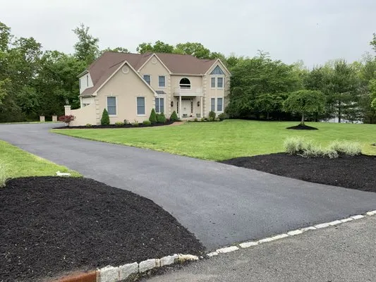 Golds Landscaping & Mulch Logo