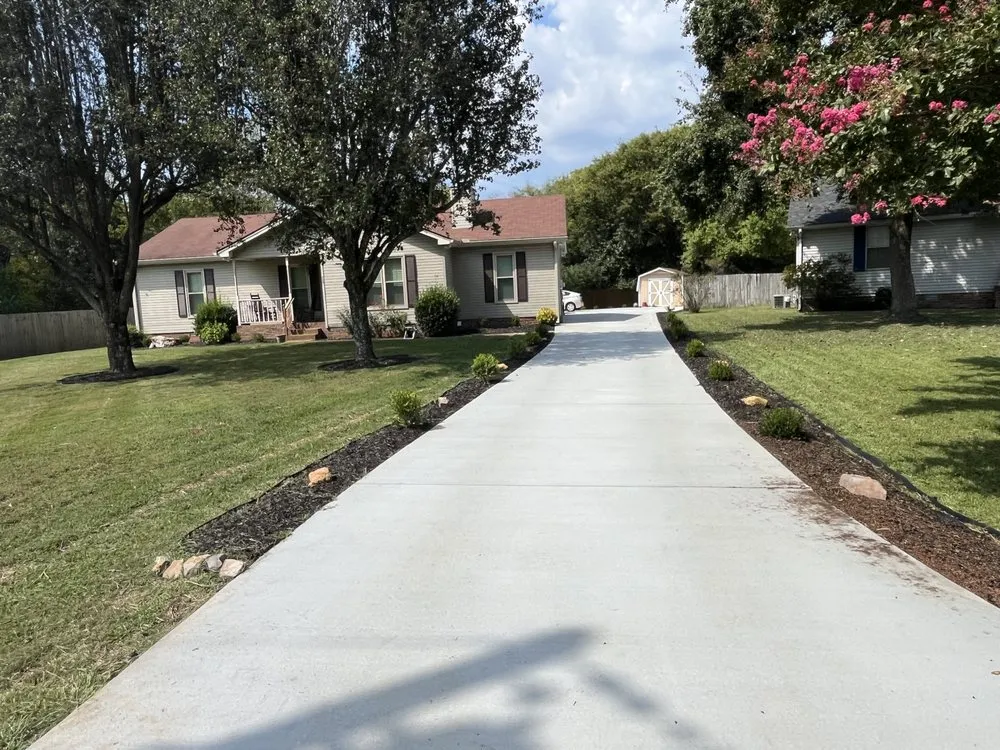 Professional garden landscaping in Thompson's Station, TN - Gomez Landscaping and Gardening